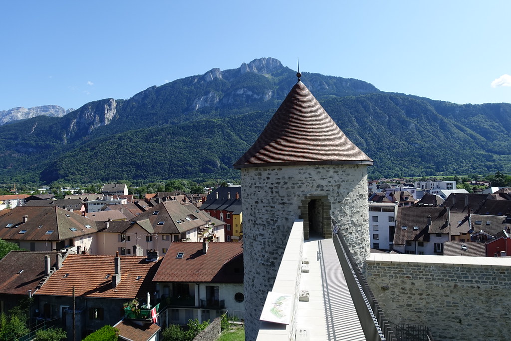 Tour Noire 21 m et Tour Blanche 15 m subsistant du Château des Sires de Faucigny construit vers 1260 à Bonneville Haute-Savoie