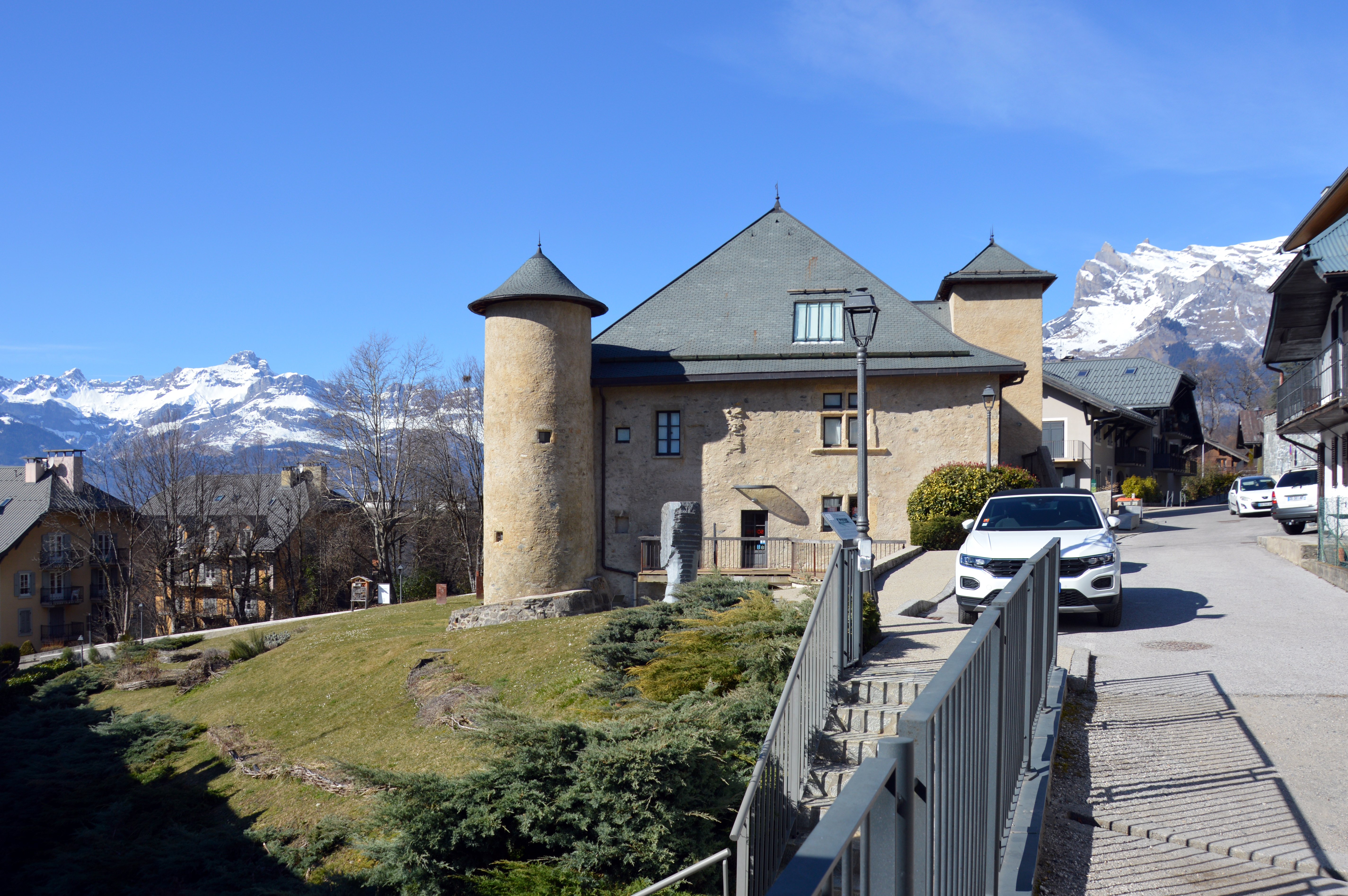 Mittelalterliche Fassade der Maison Forte de Hautetour aus dem 13. Jahrhundert im Zentrum von Saint-Gervais-les-Bains, gegenüber dem Mont-Blanc-Massiv