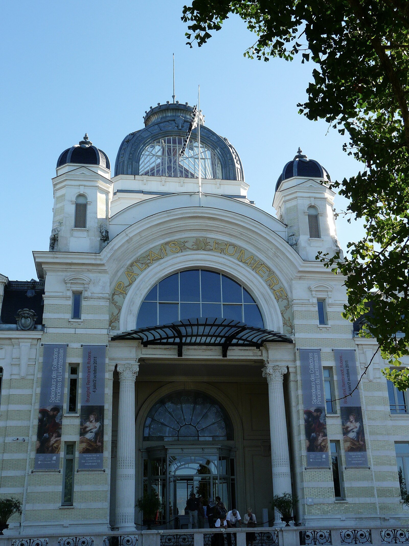 Espace wellness des Thermes d'Évian avec vue sur le lac Léman, Haute-Savoie
