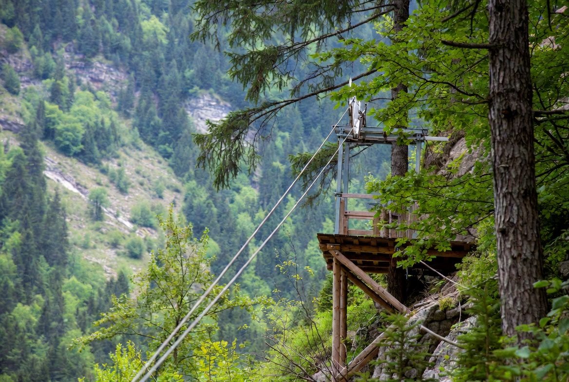 Französisch-schweizerische Seilrutsche über den Bach Morge im Kletterpark Léman Forest in Saint-Gingolph