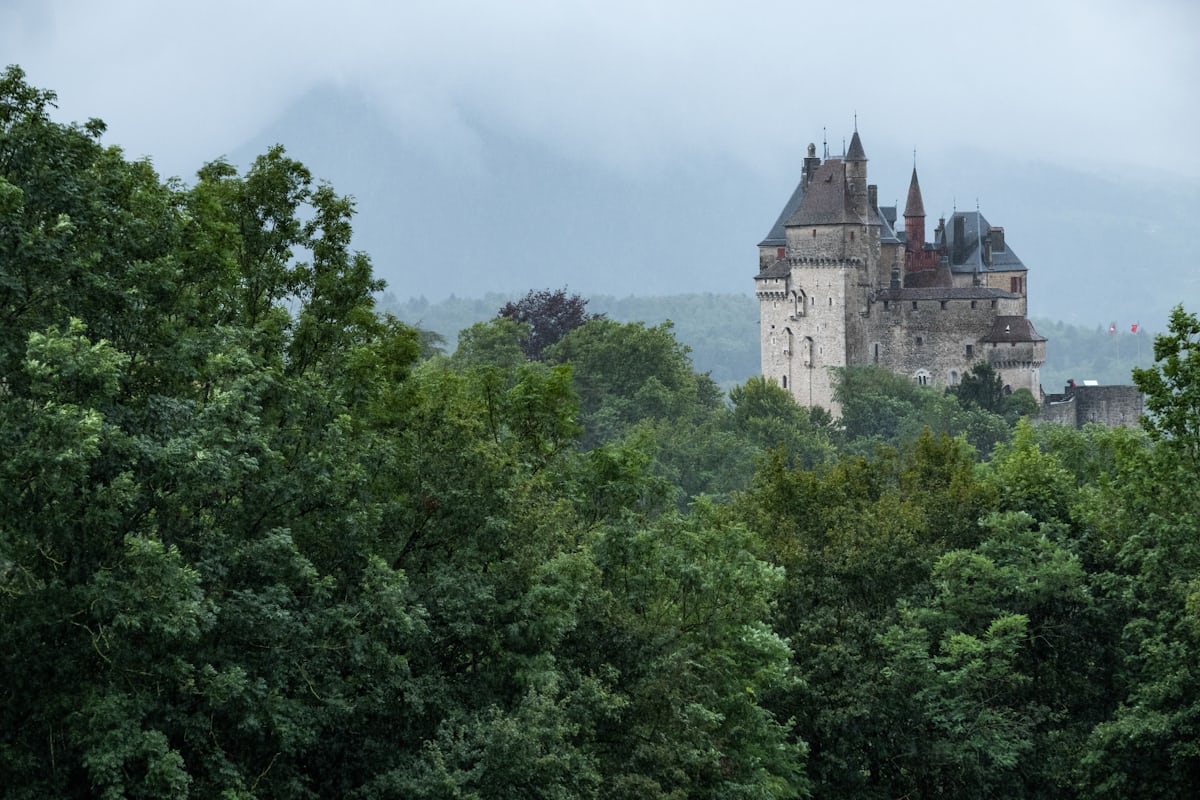 Donjon carré XIIe-XIIIe siècle de 25 mètres de hauteur de la Tour de Bellecombe à Reignier-Ésery vestige d'un château médiéval de péage sur l'Arve Haute-Savoie