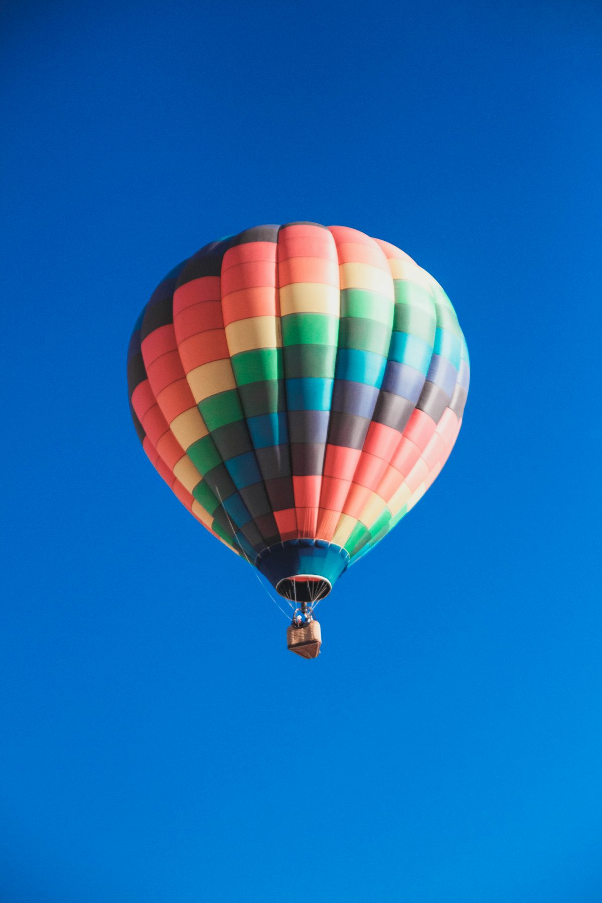 Heißluftballon im Flug über dem Annecy-See bei Sonnenaufgang, Haute-Savoie