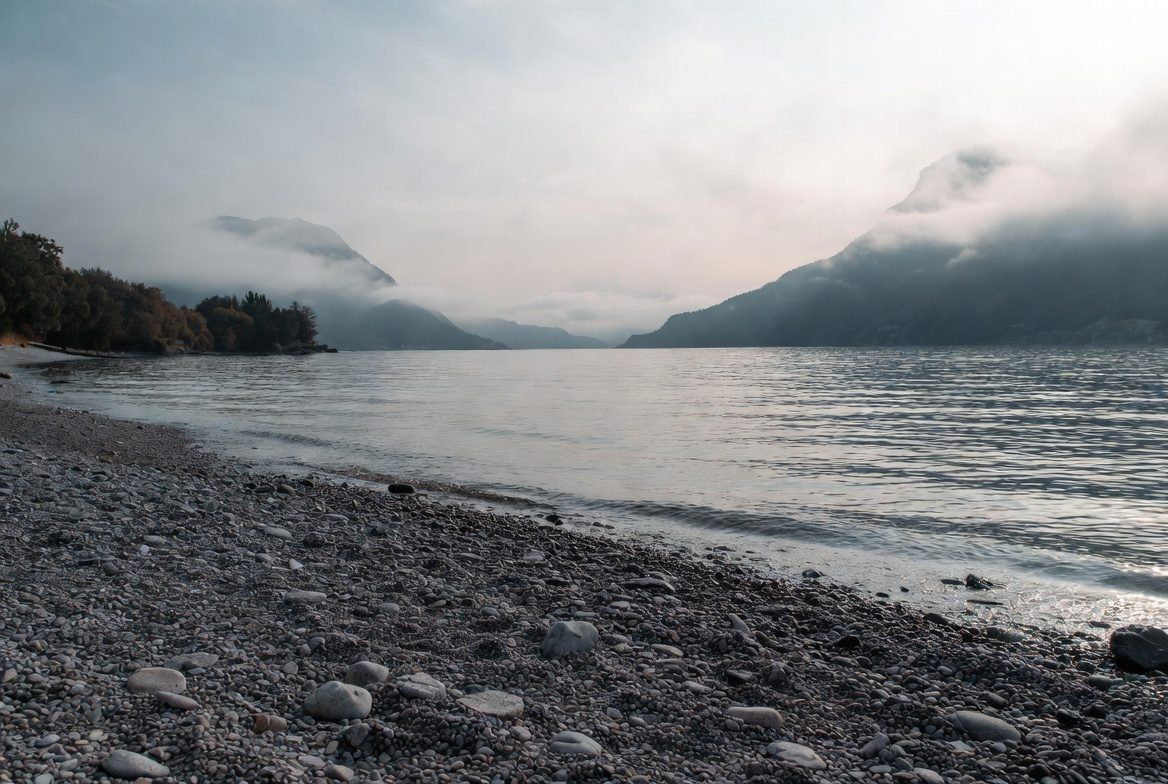 120 m Rasenstrand gegenüber dem Château de Duingt: Plage de Duingt am Lac d'Annecy, Haute-Savoie 74