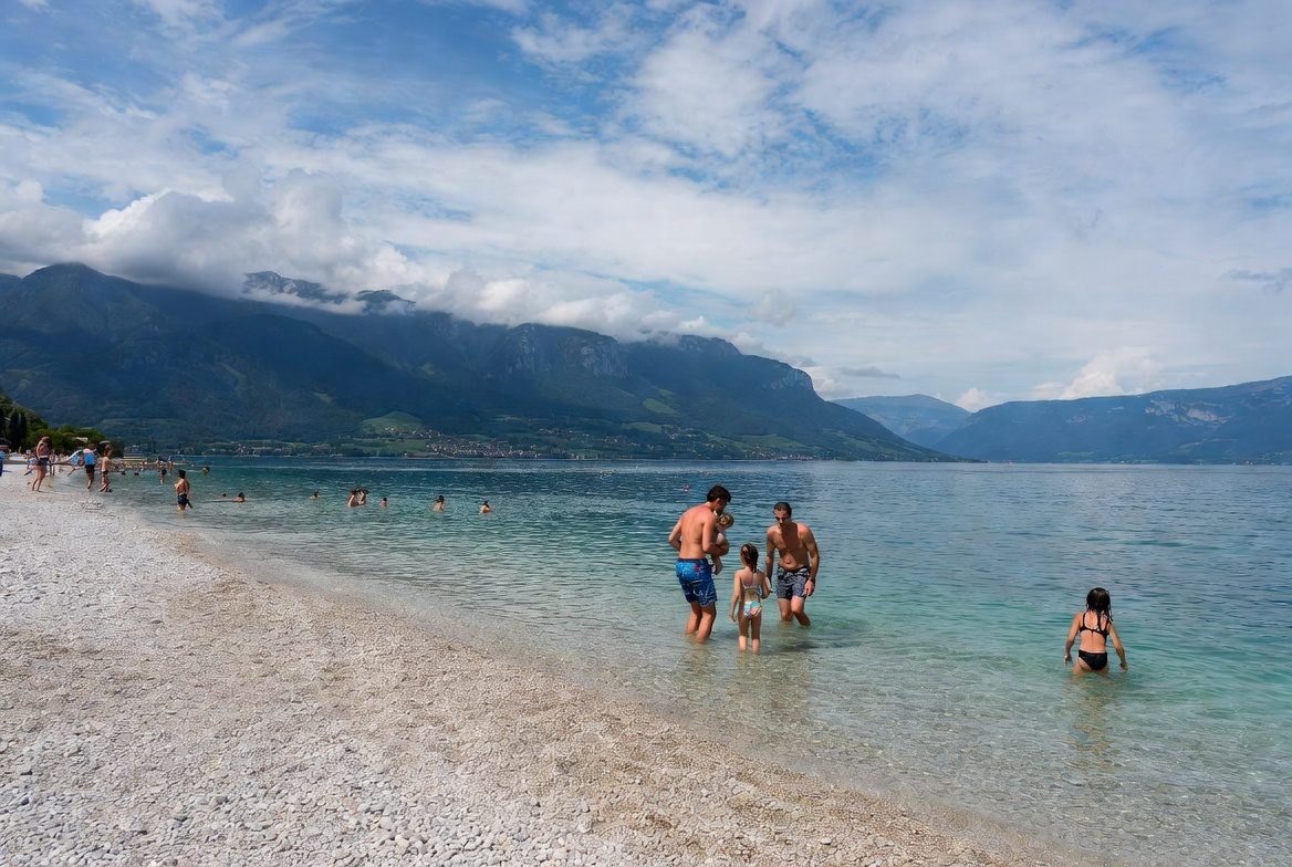 Strand 17.000 m² mit importiertem Sand und Rasen: Plage de l'Impérial in Annecy am Lac d'Annecy, Haute-Savoie 74