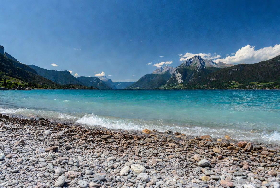 Playa 250 × 200 m de arena y césped con pataugeoire, trampolines y tobogán: Plage de Talloires en el Lago de Annecy, Alta Saboya 74