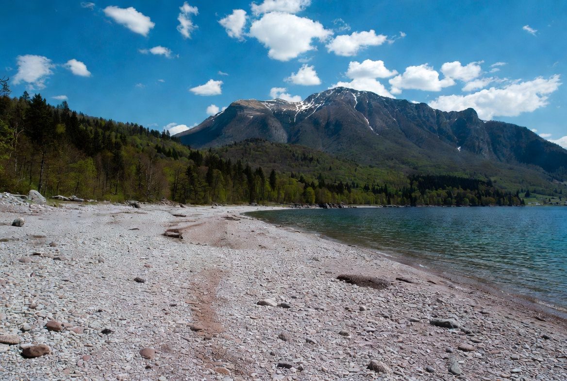 Sand- und Rasenstrand am Naturschutzgebiet Bout du Lac: Plage de Doussard am Lac d'Annecy, Haute-Savoie 74