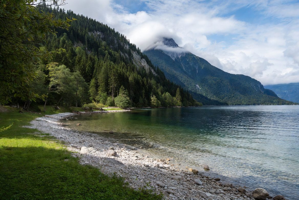 Strand 15.000 m² Rasen und Kiesufer, Blaue Flagge: Plage Municipale d'Amphion in Publier am Genfersee, Haute-Savoie 74