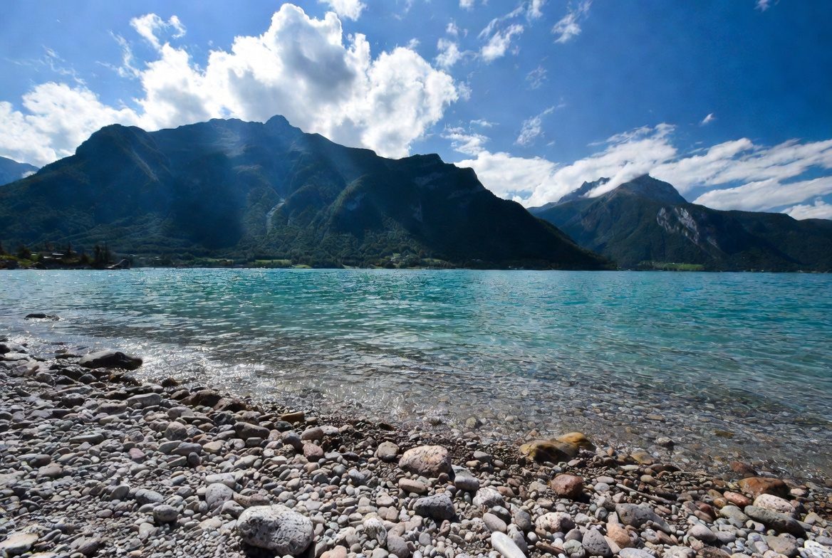 7.000 m² Rasen und Sandbänke, Blaue Flagge: Plage de La Brune in Veyrier-du-Lac am Lac d'Annecy, Haute-Savoie 74