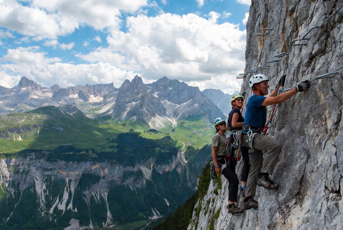 Via ferrata de la Cascade de Bérard, AD+ Klettersteig mit Tibetbrücken über dem Wildbach in Vallorcine, Haute-Savoie
