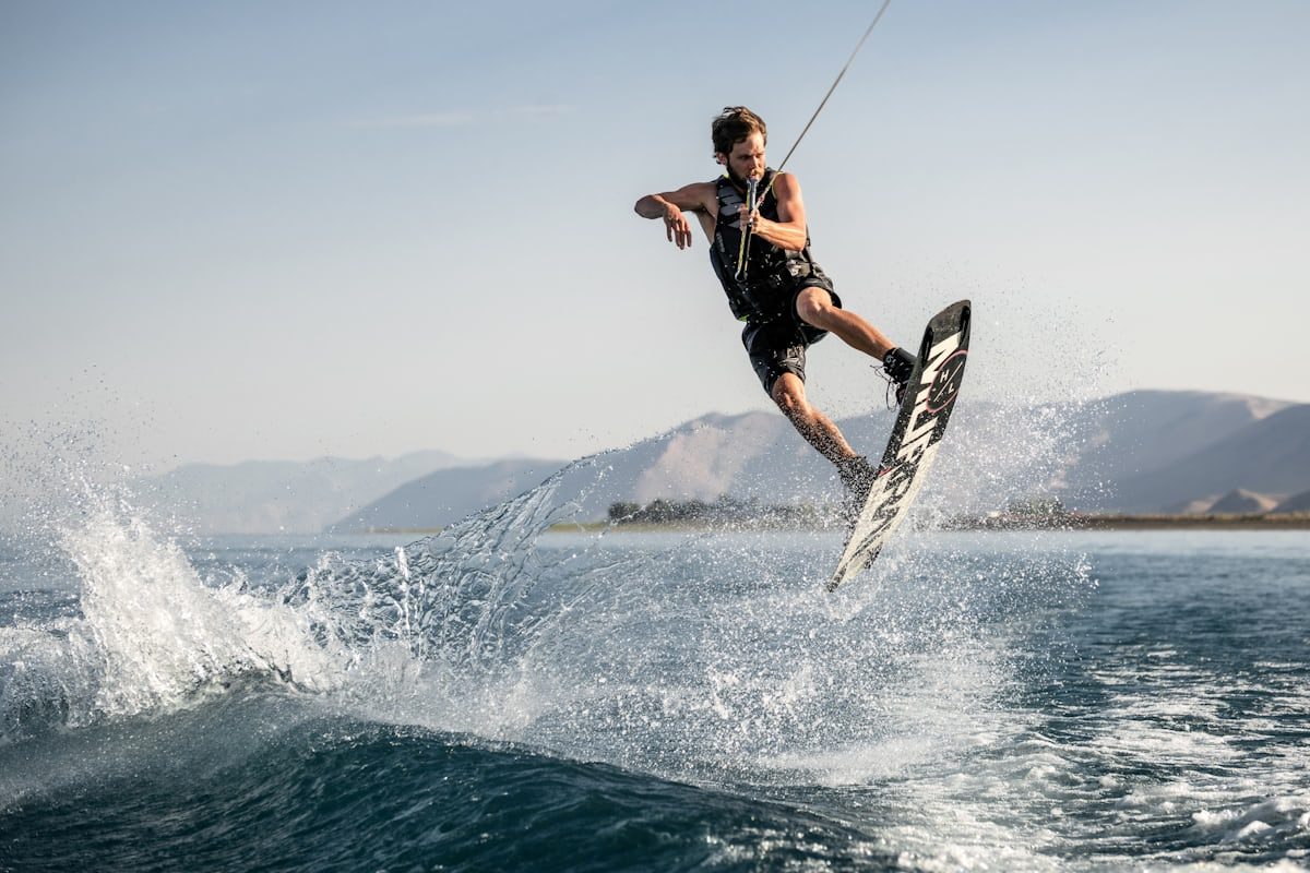 Boot-gezogenes Wakeboard und Wasserski - Wakepark Ponton de l'Embarcadère in Saint-Jorioz, Haute-Savoie 74