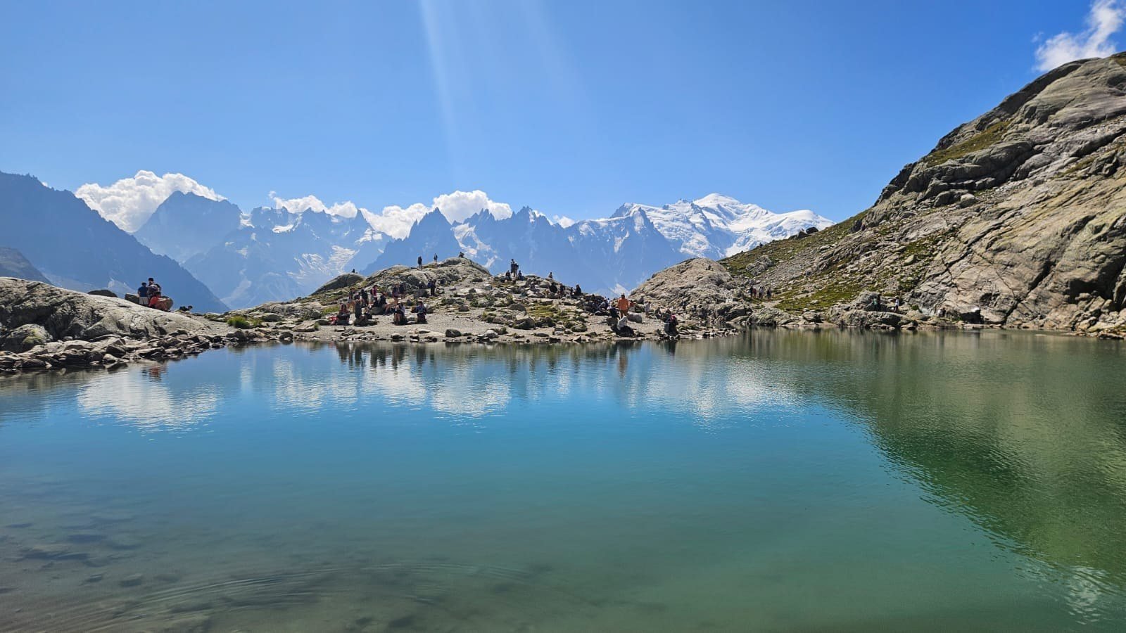 Lac Blanc à 2 352 m d'altitude avec vue sur le massif du Mont-Blanc et les Aiguilles Rouges, Chamonix, Haute-Savoie