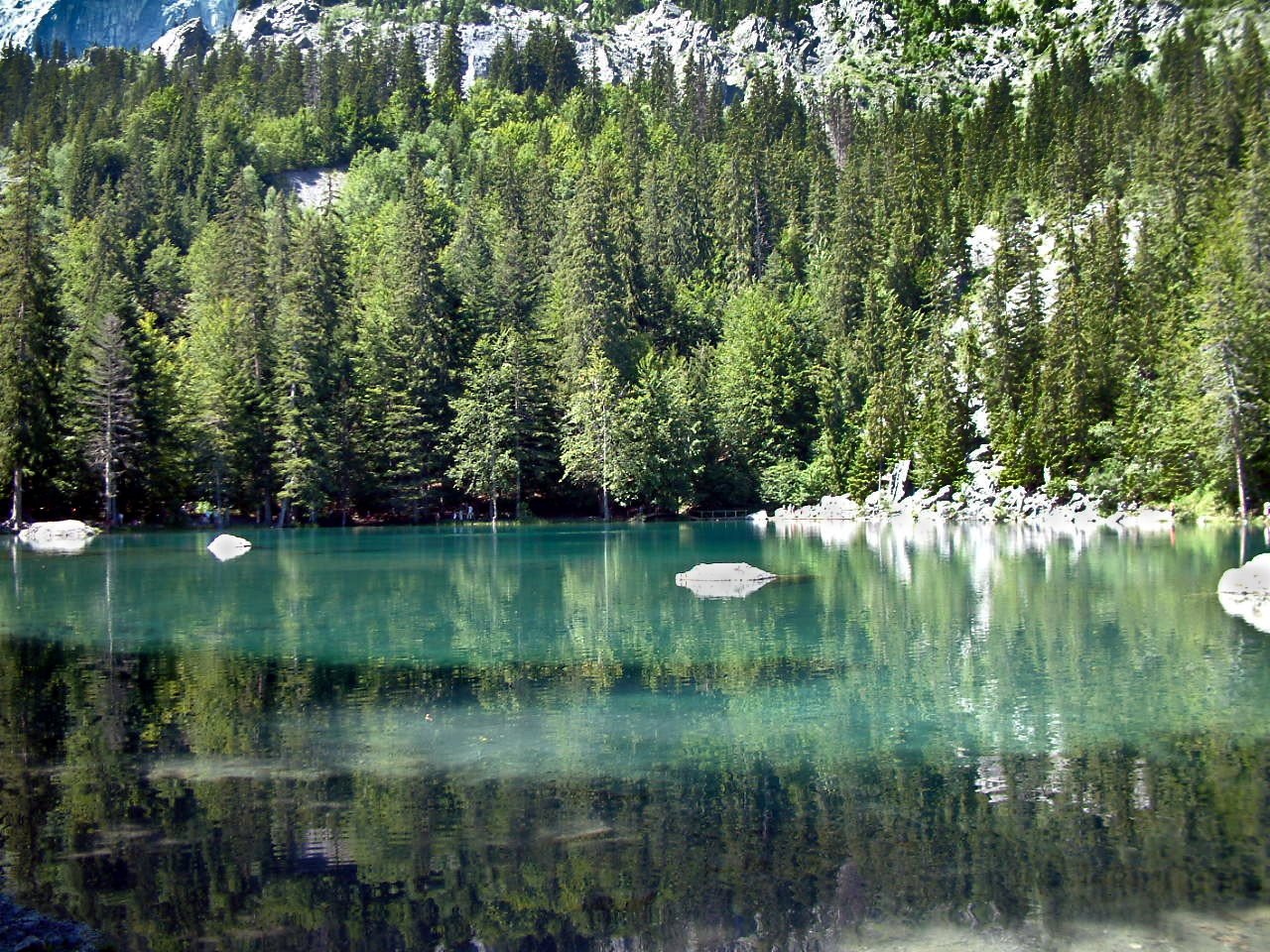 Luchtbeeld van de Lac de Passy met de Mont-Blanc op de achtergrond, Haute-Savoie
