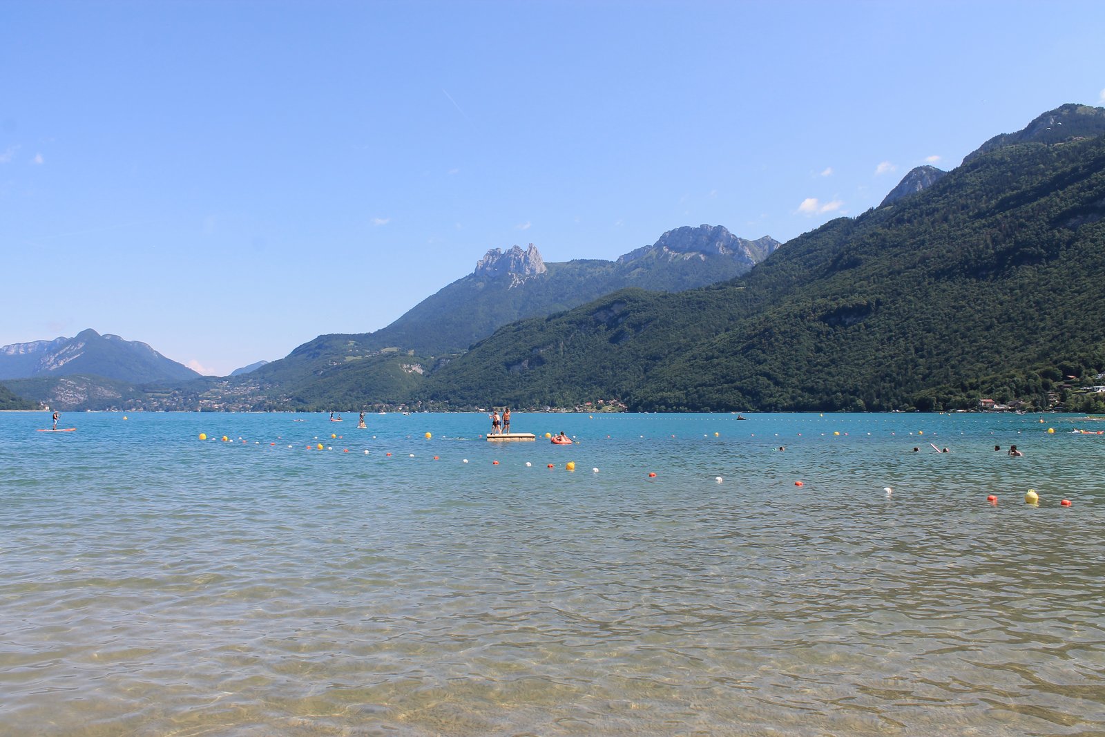 Plage sable + pelouse - adjacente Réserve naturelle Bout du Lac Plage de Doussard à Doussard Lac d'Annecy Haute-Savoie 74