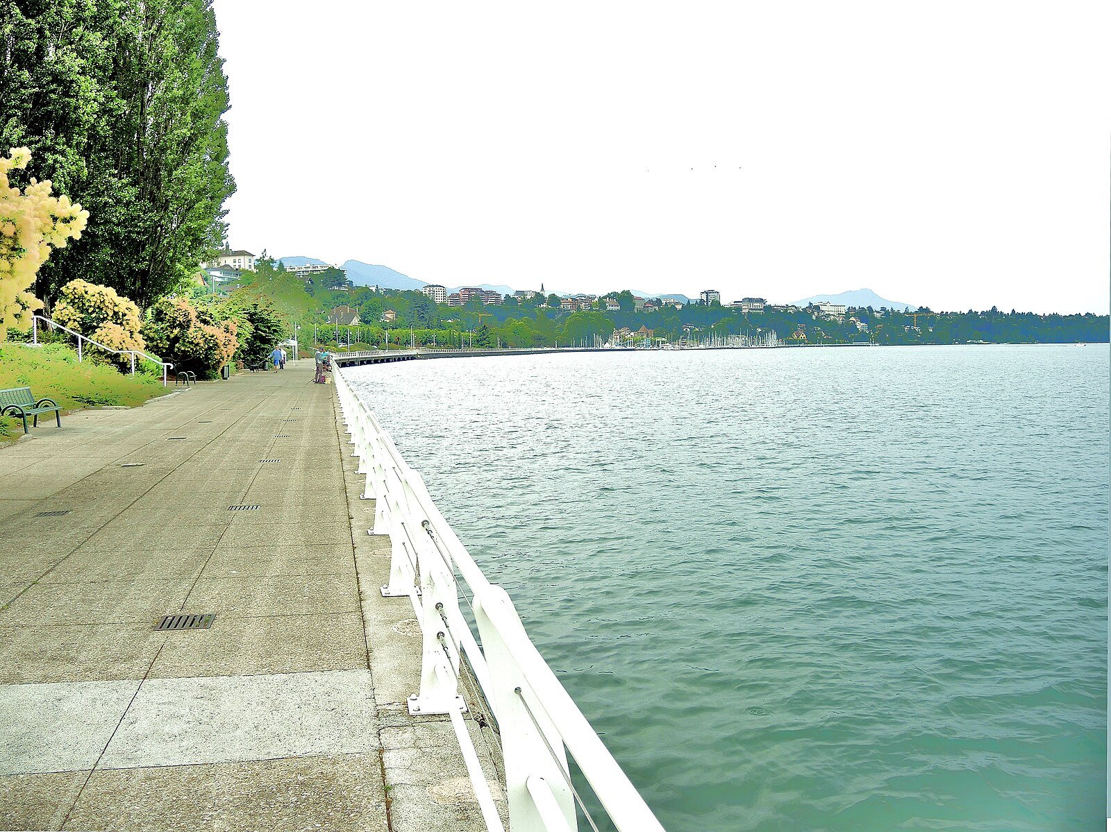 Natuurlijke kiezeloevers van de Plage de la Pinède aan het Meer van Genève, Thonon-les-Bains, Haute-Savoie