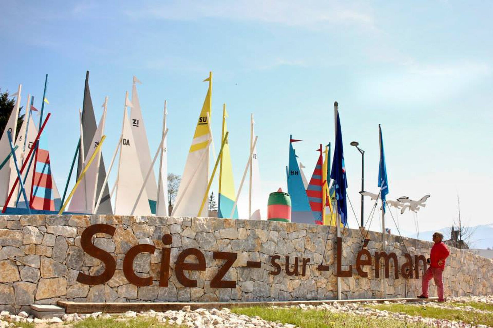Grasstrand van Sciez-sur-Léman met zicht op het meer, bij de jachthaven, Haute-Savoie