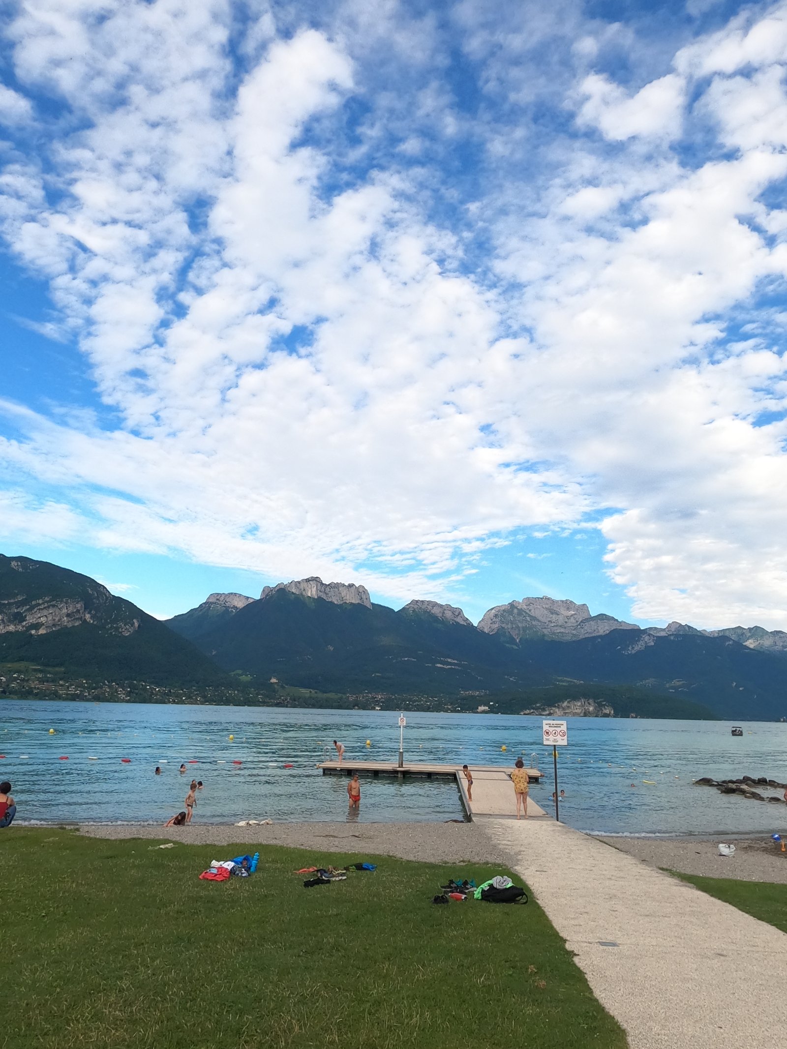 Plage pelouse + graviers fins - rénovée récemment Plage de Sévrier à Sévrier Lac d'Annecy Haute-Savoie 74