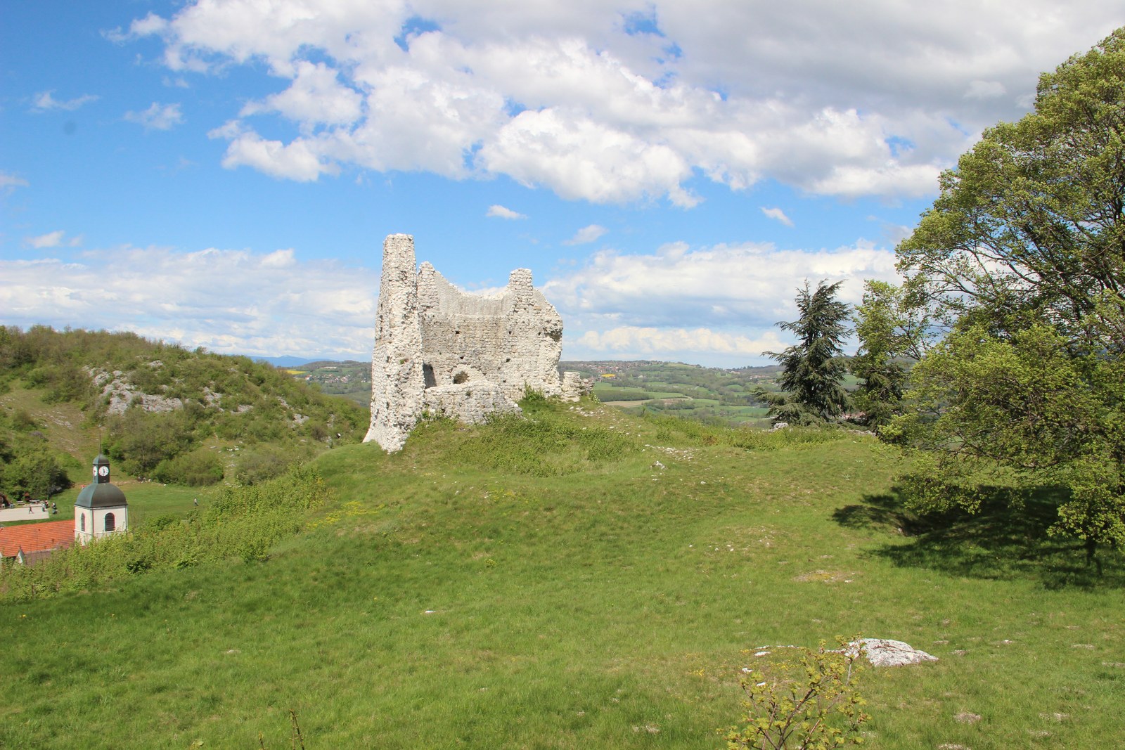 Vue dégagée sur les ruines du château de Chaumont et la vallée du Genevois
