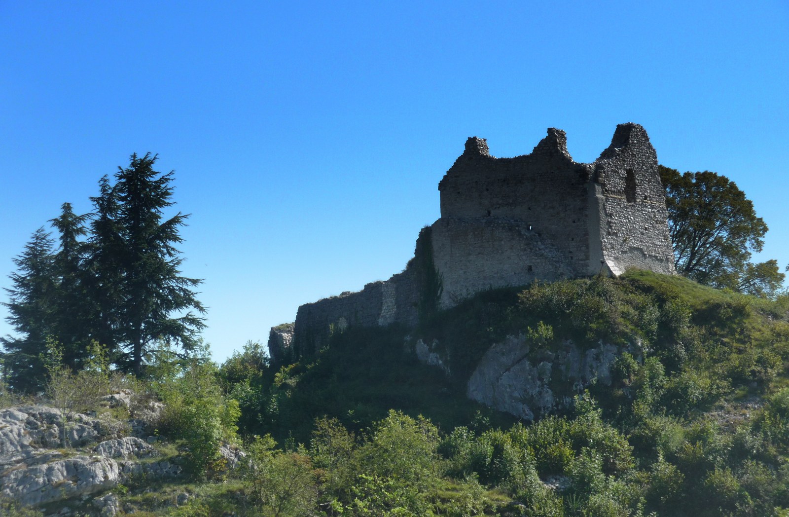 Ruines du donjon du château de Chaumont sous un ciel bleu