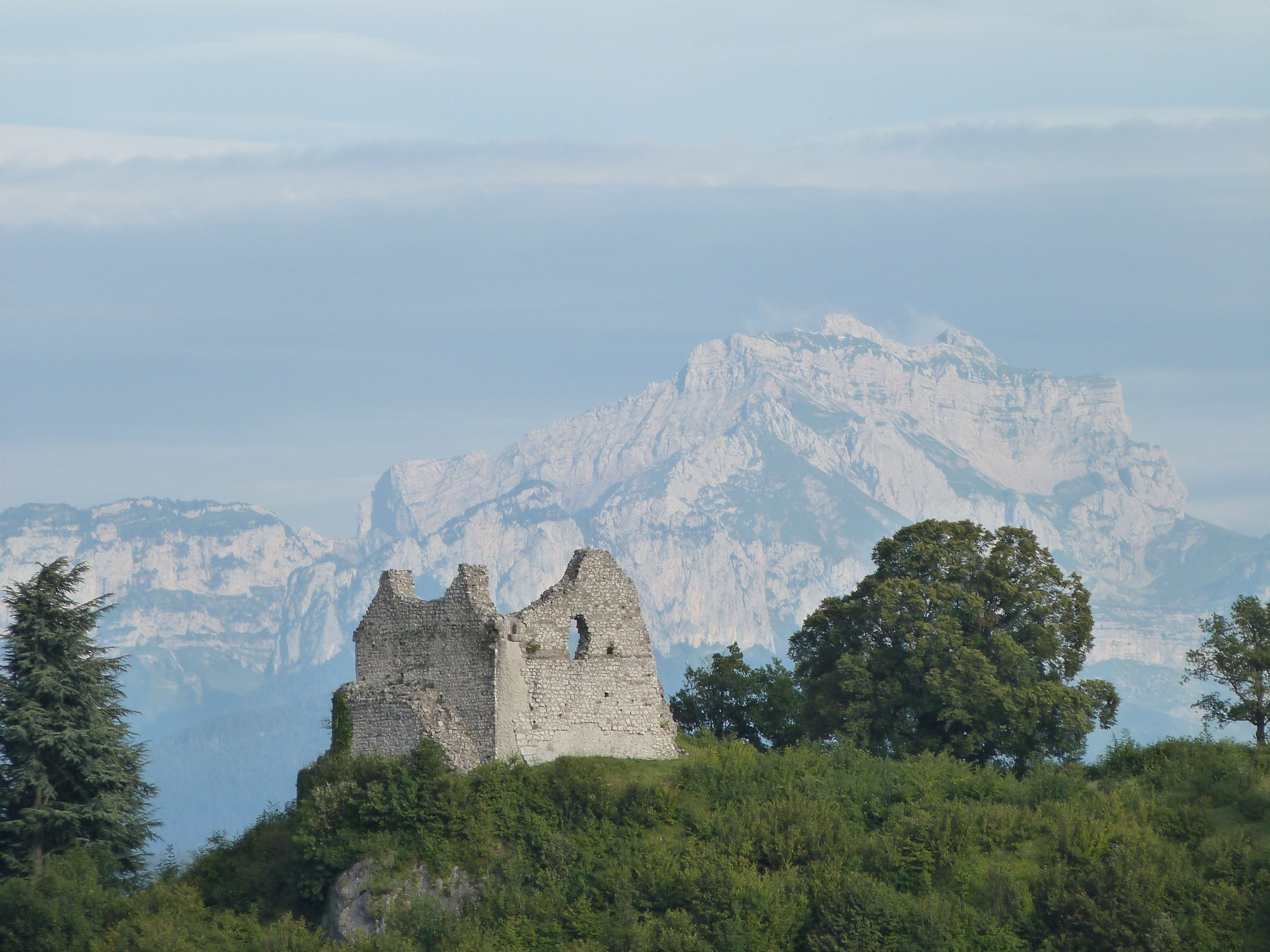 Bourg et ruines du château de Chaumont, ancienne châtellenie des comtes de Genève en Haute-Savoie, vestiges médiévaux sur éperon rocheux