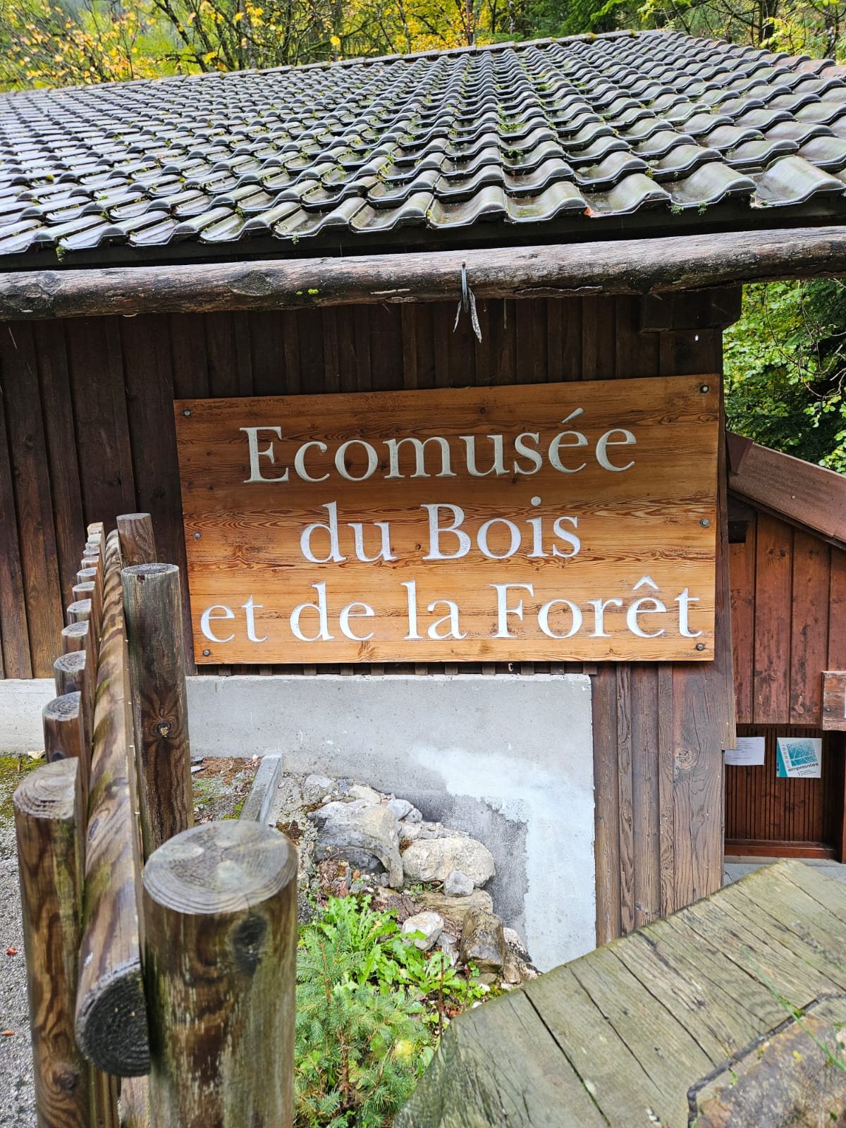 L'enseigne de l'Écomusée du Bois et de la Forêt sur le chalet d'accueil, Thônes