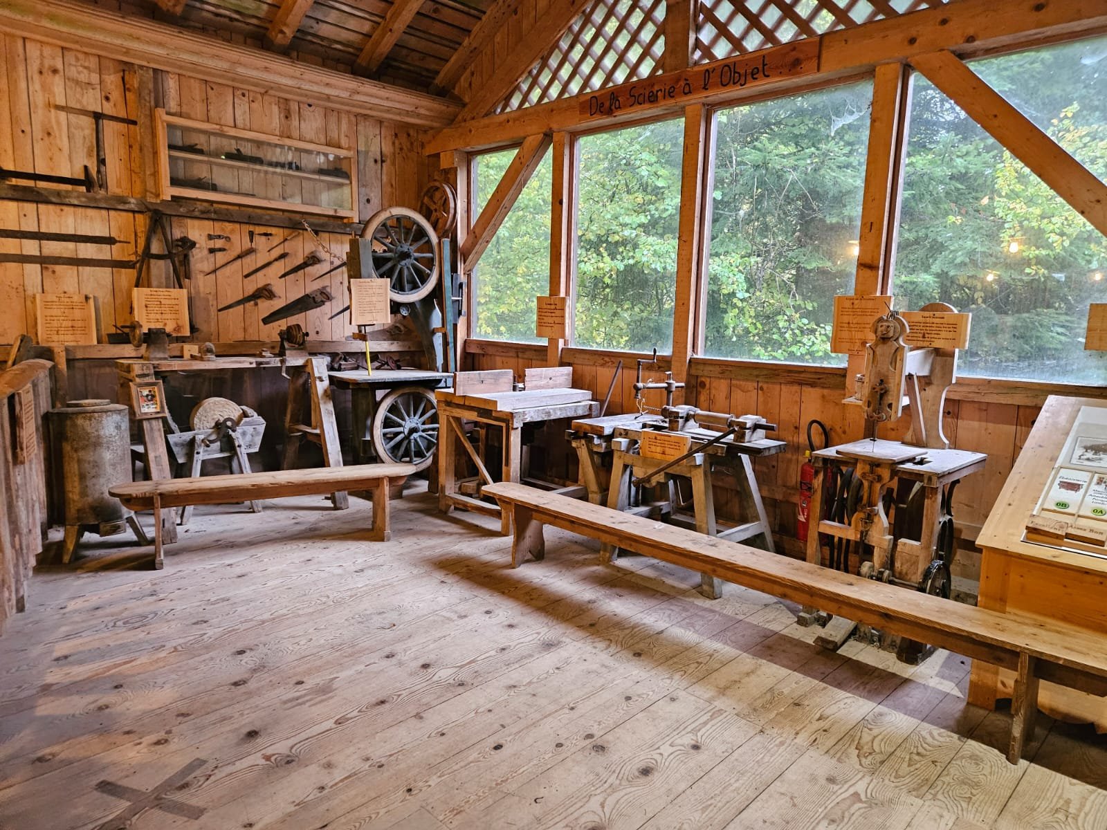 L'atelier « De la Scierie à l'Objet » : machines à bois anciennes et établis