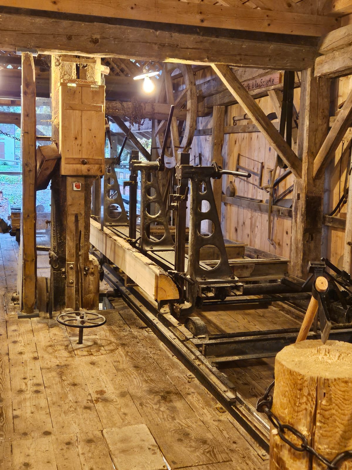 Le chariot de la scierie hydraulique et sa lame, cœur historique de l'écomusée