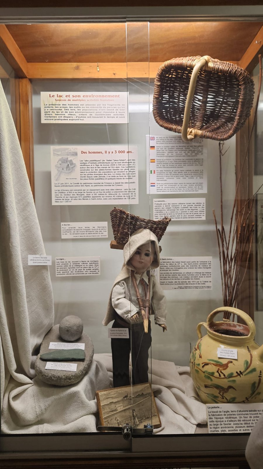 Vitrine « Le lac et son environnement » : sites palafittiques, vannerie et poterie des rives du lac d'Annecy