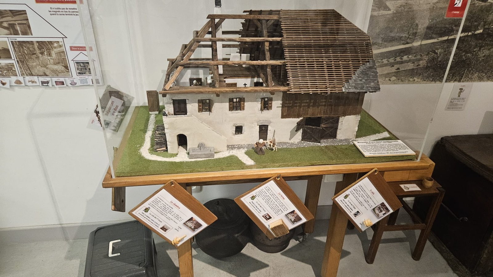 Maquette d'une ferme traditionnelle du pays de l'Albanais présentée à l'écomusée