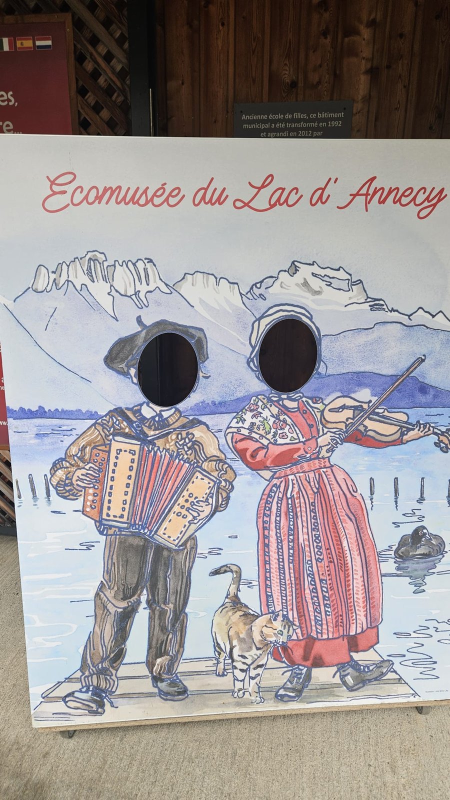 Panneau photo à l'entrée de l'Écomusée du Lac d'Annecy, dans l'ancienne école de filles de Sevrier