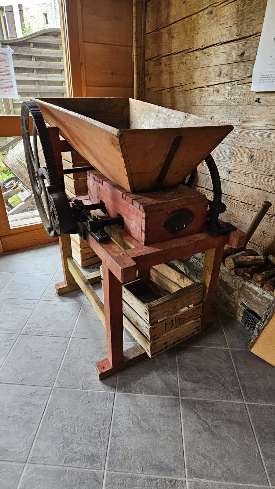 Le broyeur à pommes ancien exposé à la Maison de la Pomme et du Biscantin, Serraval