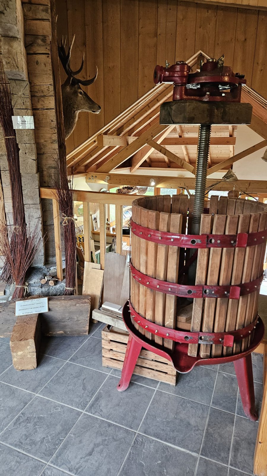 Le pressoir à cidre cerclé de rouge, pièce maîtresse de la collection de la Maison de la Pomme