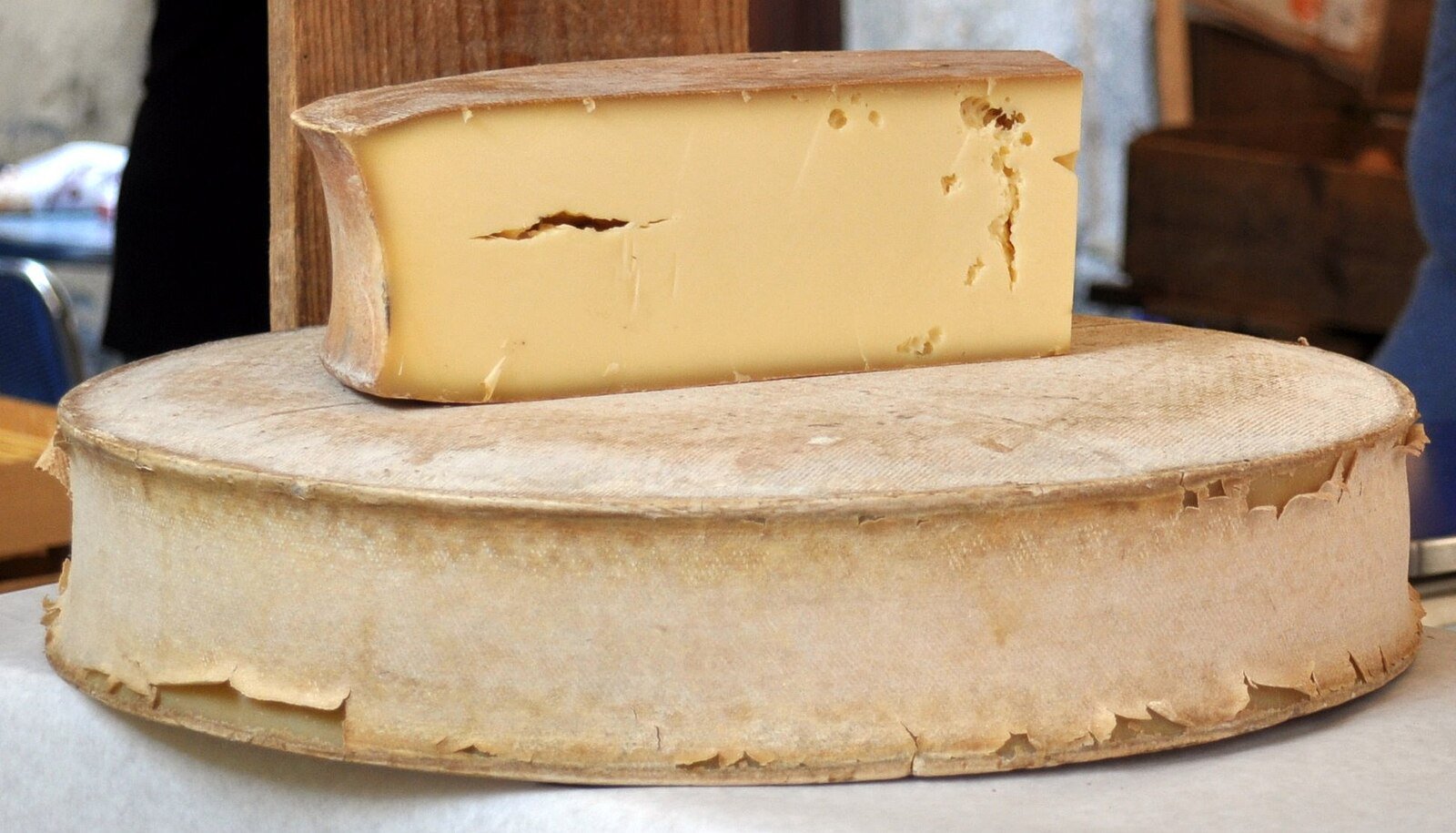Casa del Queso Abondance en Abondance, recorrido sensorial sobre el queso DOP con degustación y cuevas de maduración