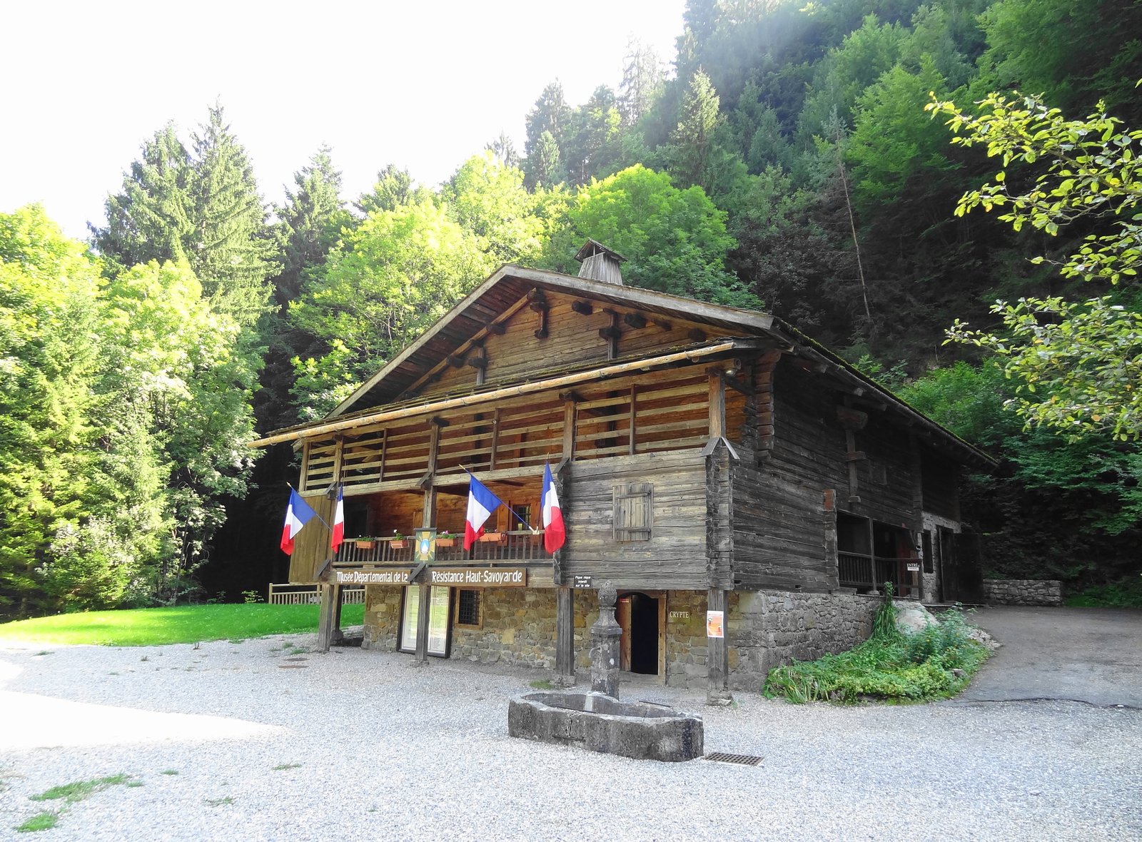 Site de Morette — nécropole des Glières et musée de la Résistance à La Balme-de-Thuy