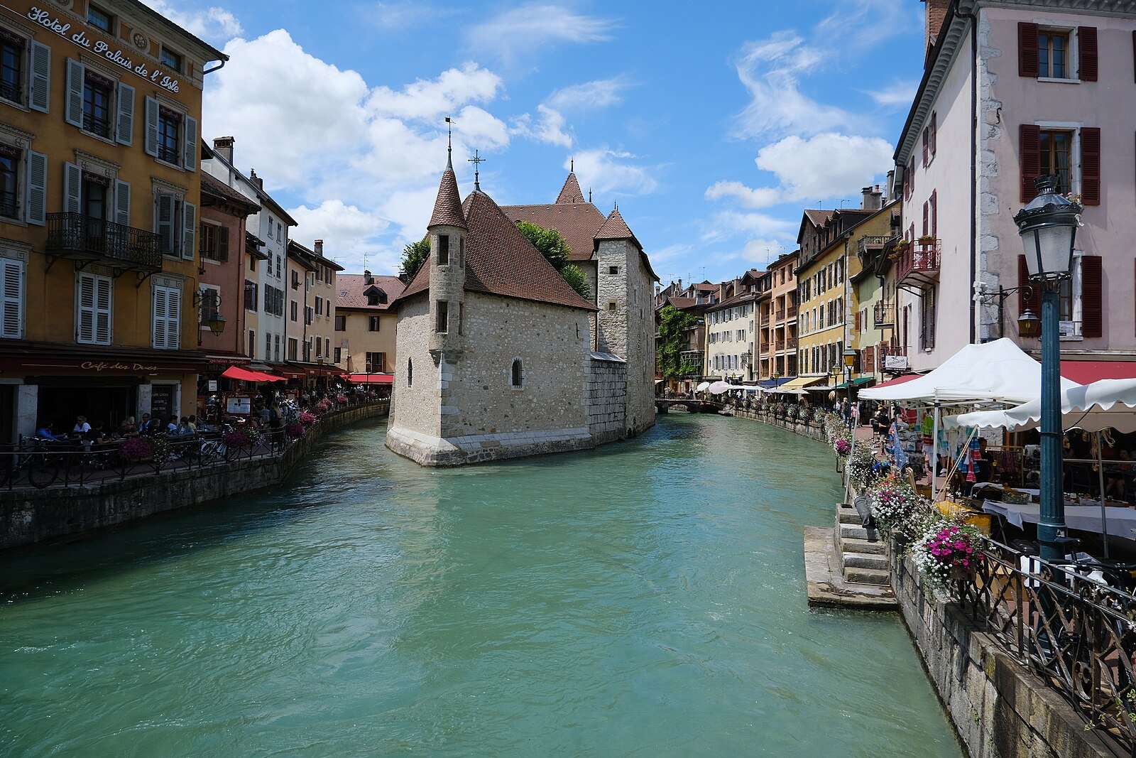 Palais de l'Île auf seinem Felseninselchen im Thiou-Kanal, ikonisches Monument im historischen Zentrum von Annecy