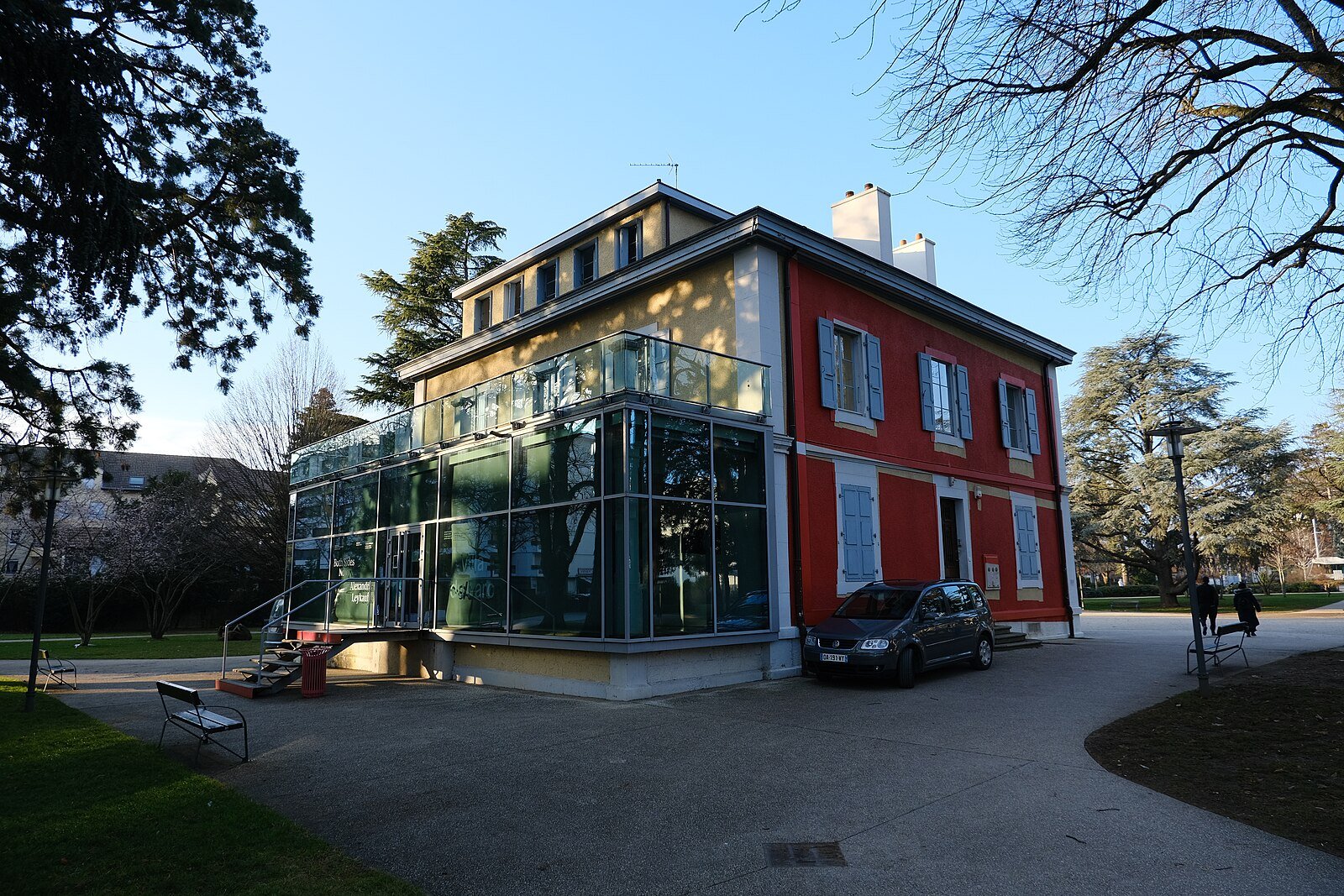 Façade en pierre de la villa de 1865 abritant la Villa du Parc centre d'art contemporain d'intérêt national au cœur du Parc Montessuit à Annemasse
