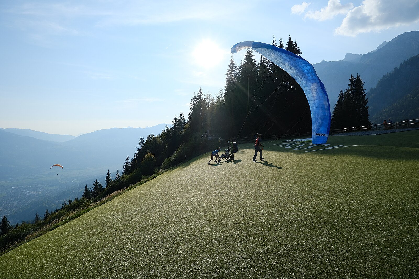 Parapentes multicolores au décollage de Plaine-Joux face au Mont-Blanc, Passy, Haute-Savoie