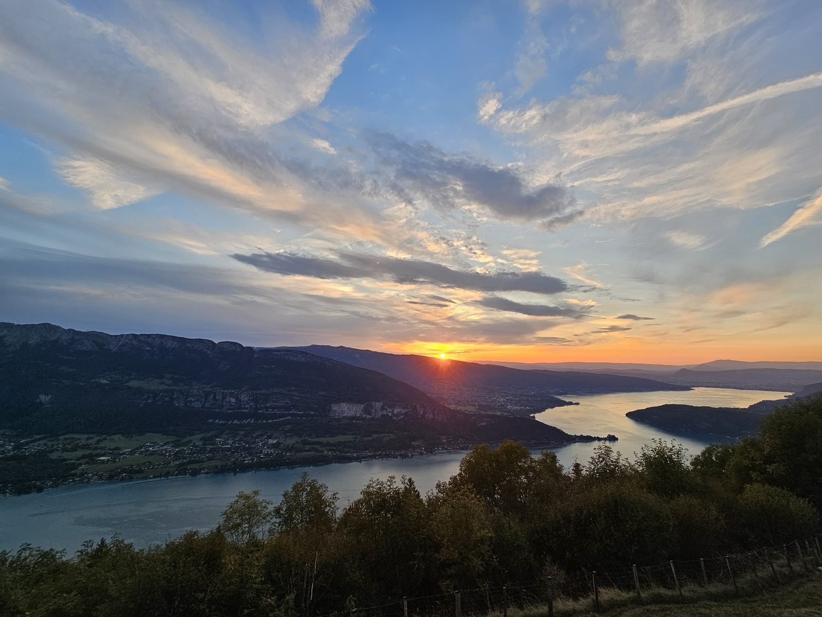 Coucher de soleil sur le Lac d'Annecy depuis le Col de la Forclaz