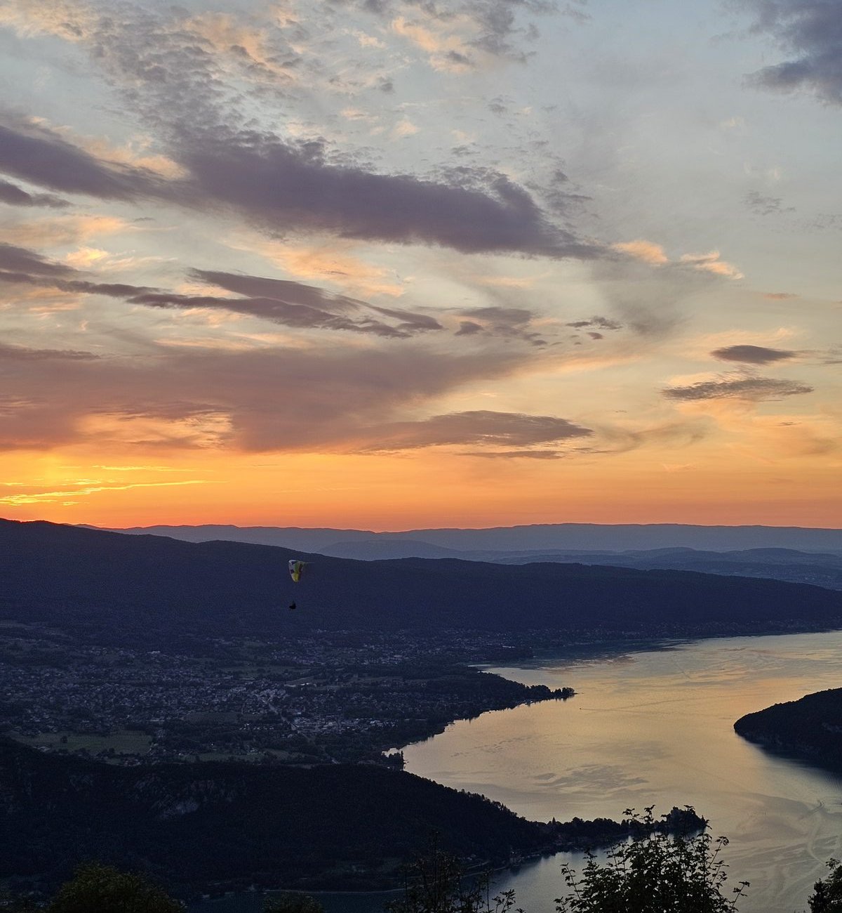 Parapente au crépuscule au-dessus du lac, envol du Col de la Forclaz