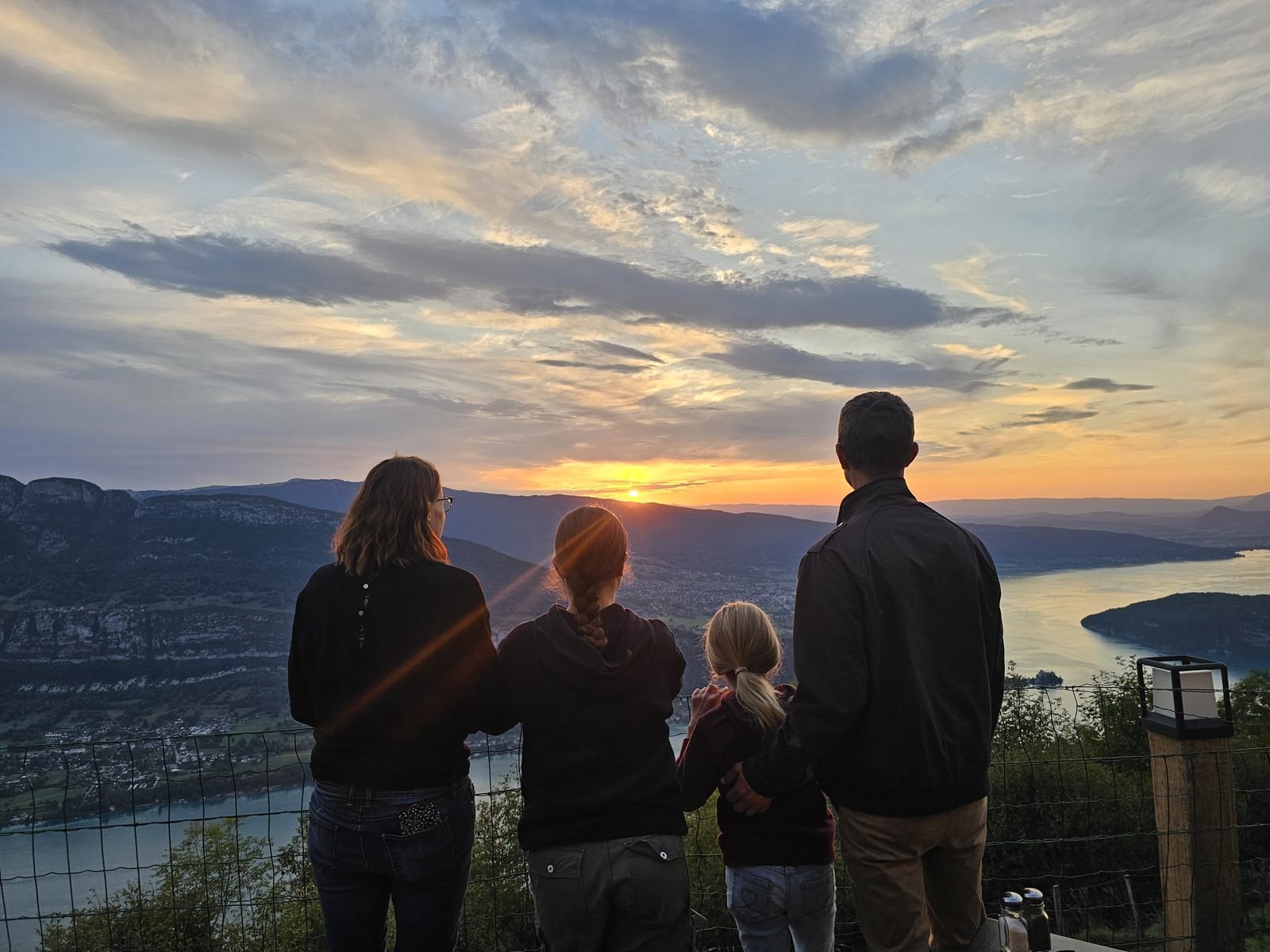 Fin de journée face au Lac d'Annecy au belvédère du Col de la Forclaz