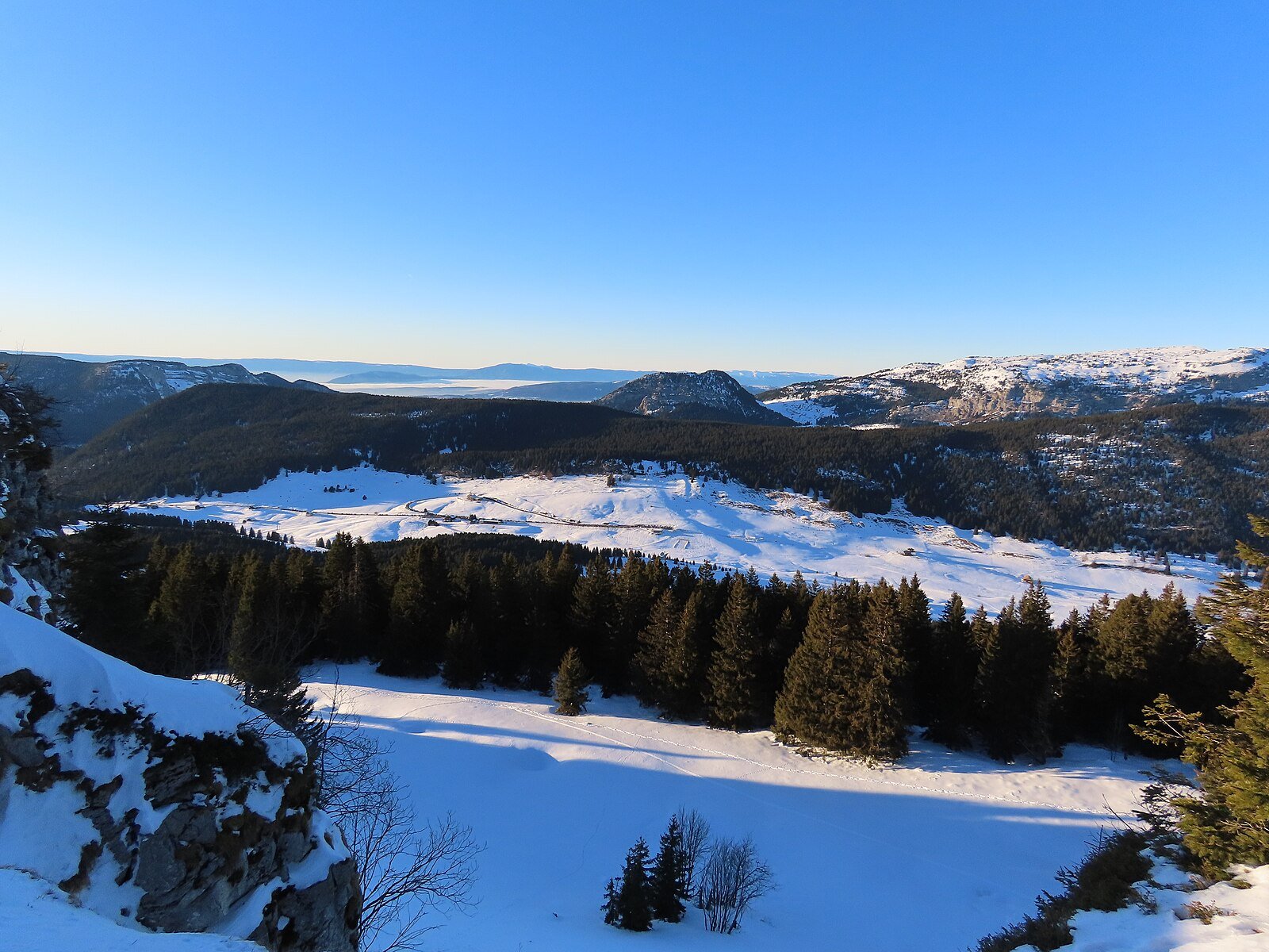 Plateau des Glières en été avec vue sur les alpages et le Monument National de la Résistance, Fillière, Haute-Savoie