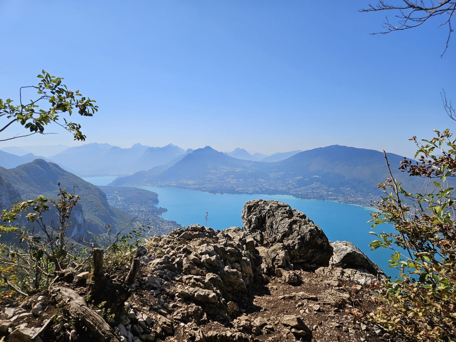 Panorama sur tout le Lac d'Annecy depuis le sommet du Mont Baron