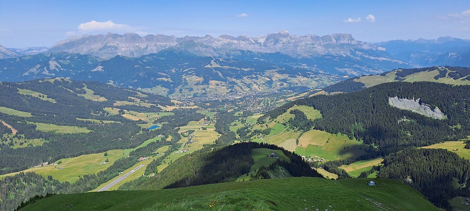 Top van de Mont Joly op 2.525 m met panoramisch uitzicht over het Mont-Blanc-massief, Saint-Gervais-les-Bains, Haute-Savoie