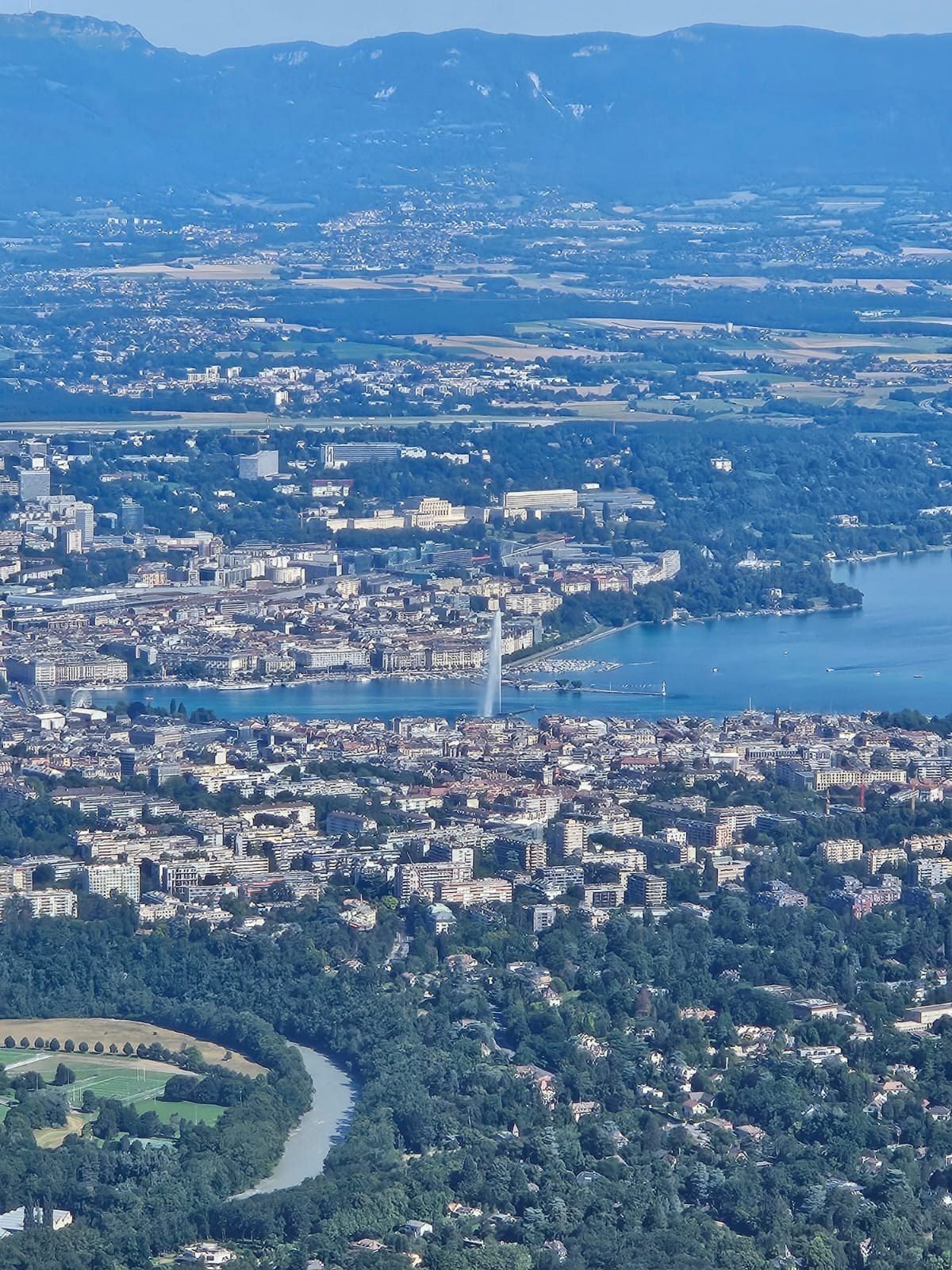Vue sur Genève, la rade du Léman et le Jet d'Eau depuis le Mont Salève
