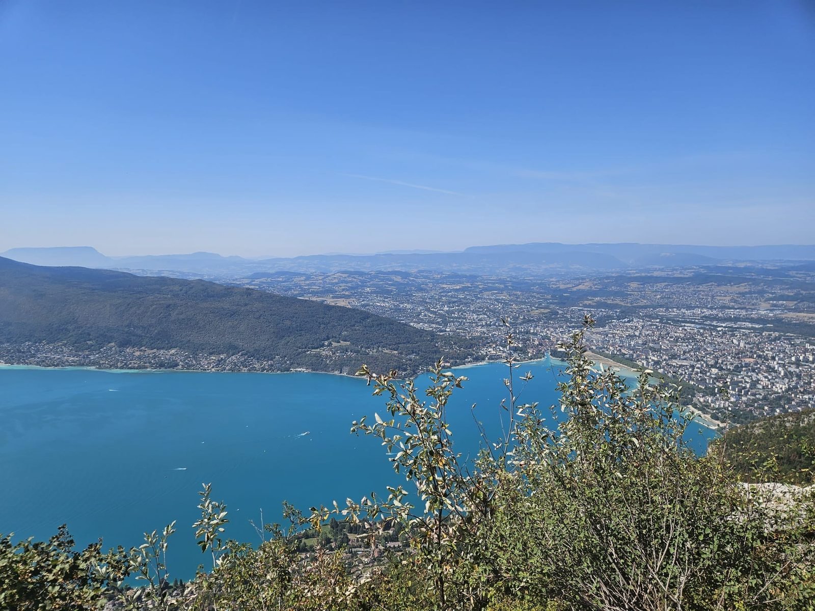 Le nord du Lac d'Annecy et l'agglomération d'Annecy depuis la crête du Mont Veyrier