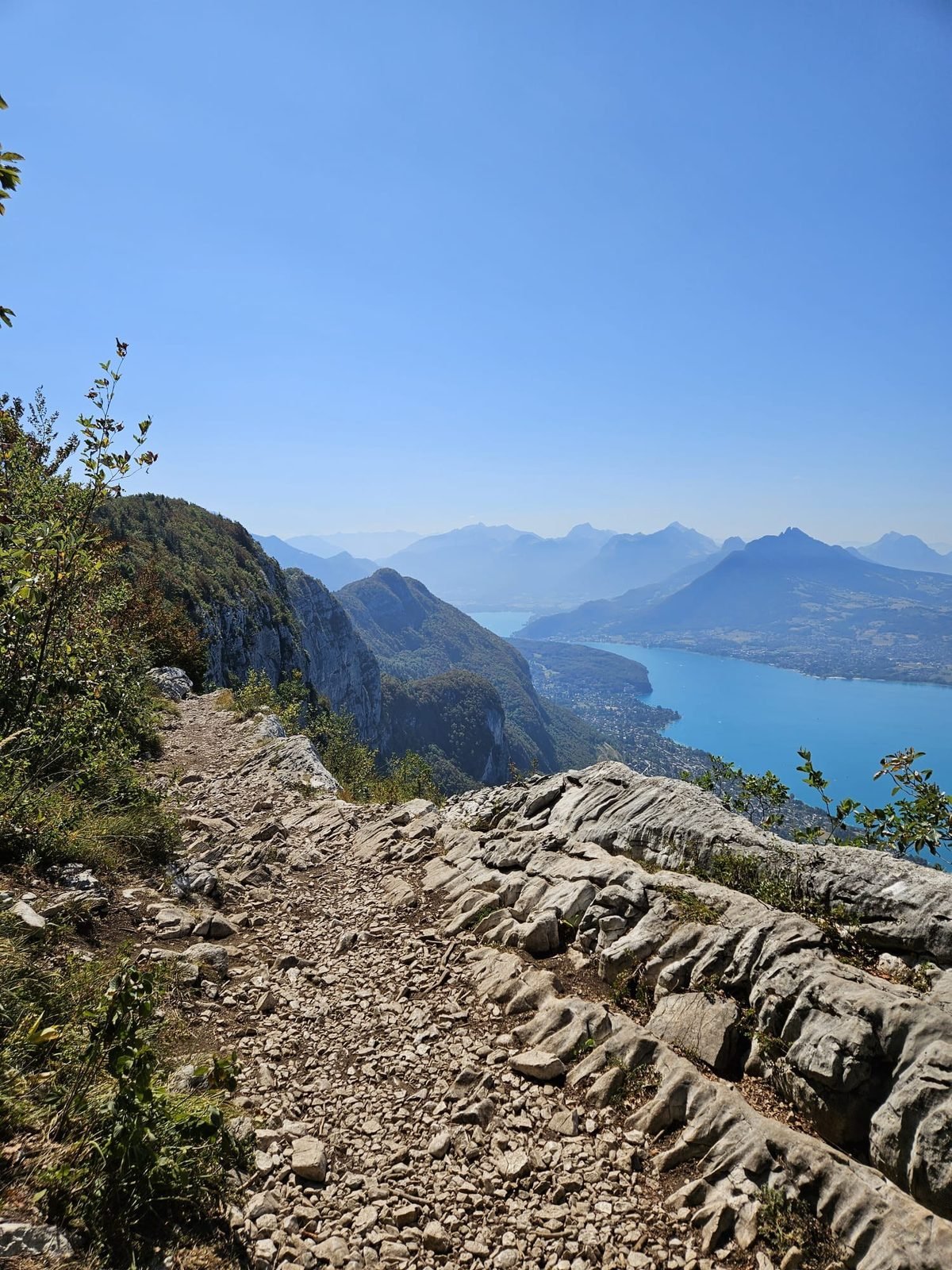 Sentier de crête du Mont Veyrier au-dessus du Lac d'Annecy