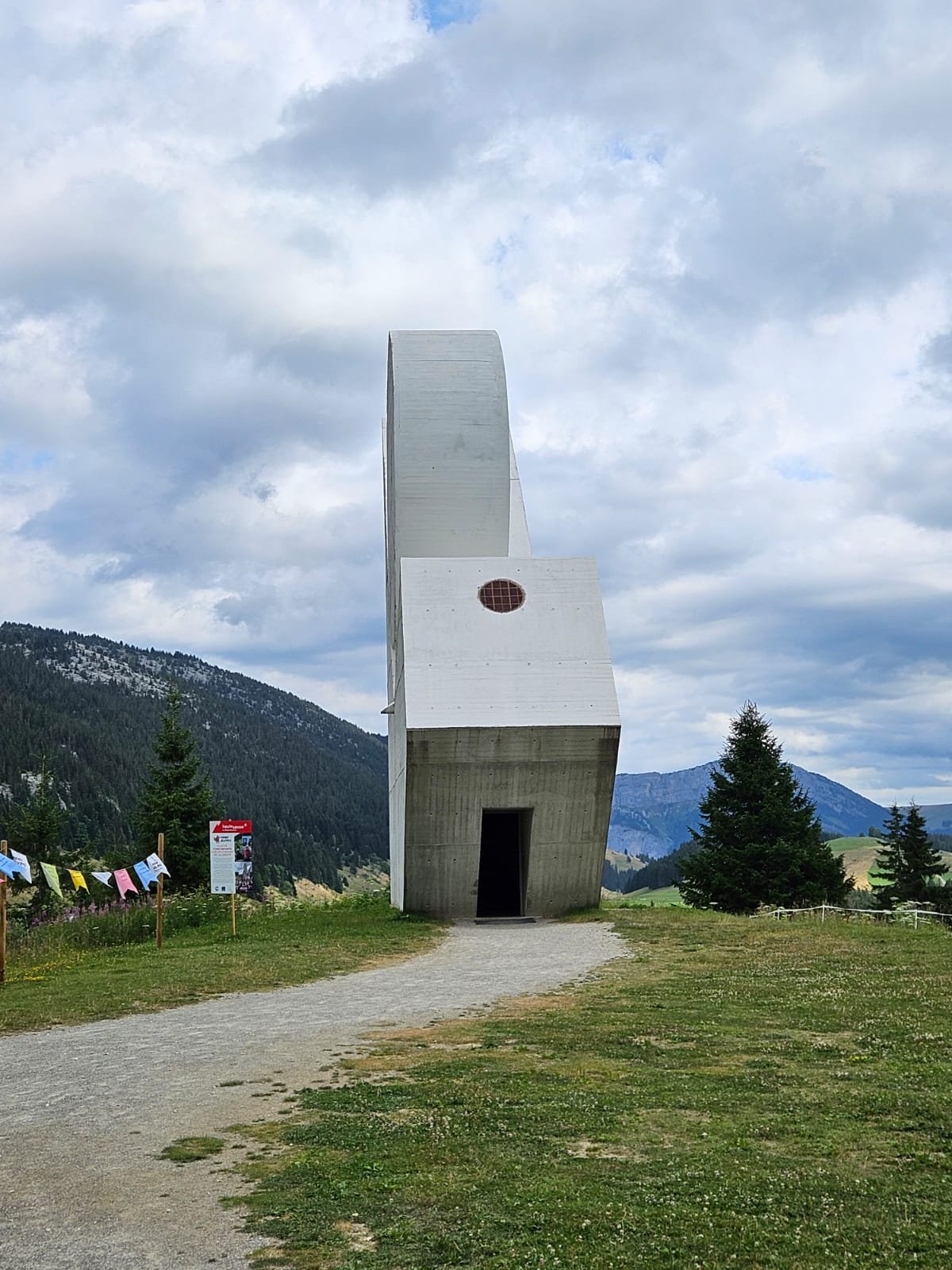 Le Monument national de la Résistance d'Émile Gilioli, béton blanc face aux montagnes des Glières