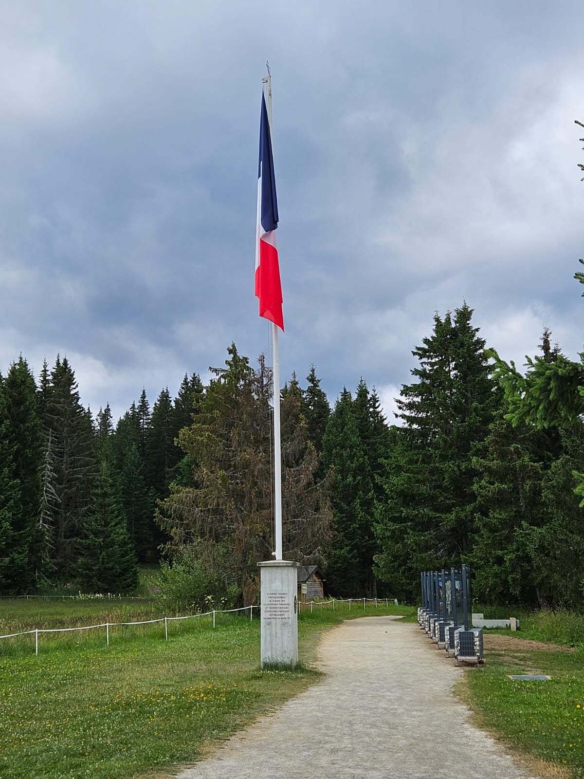 Le mât et le drapeau du site mémorial, sur le chemin des panneaux d'histoire du maquis des Glières