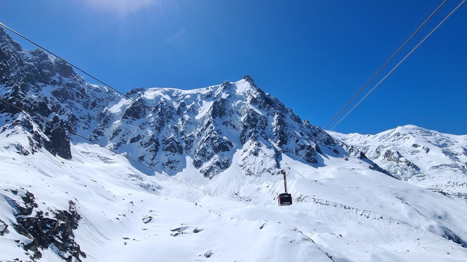 La cabine face à la paroi de l'Aiguille du Midi en hiver