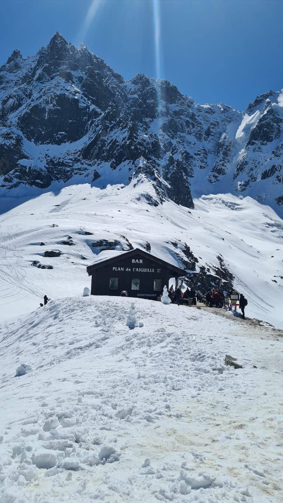 Le bar du Plan de l'Aiguille à 2 317 m sous les Aiguilles de Chamonix