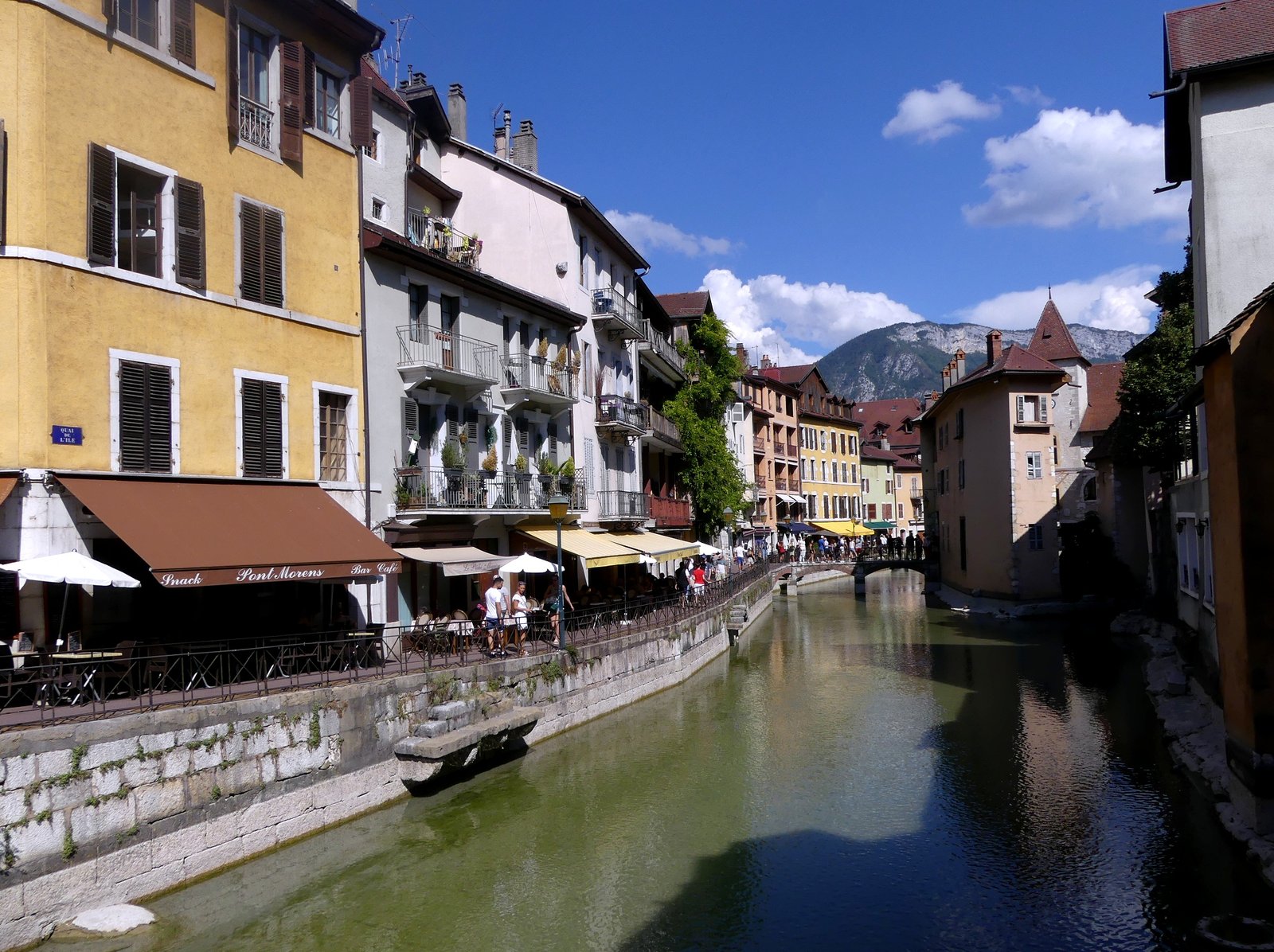 Le Thiou à Annecy traversant le centre ancien, vue depuis le pont des Amours
